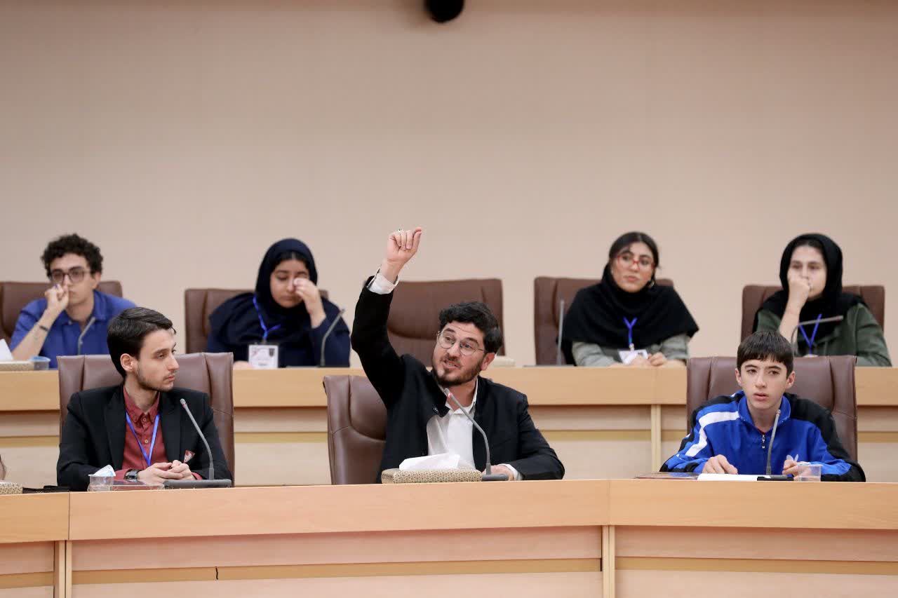 نشست جمعی از جوانان و نوجوانان در روز اول هفته دولت با حضور رئیس جمهور محترم جناب آقای دکتر پزشکیان برگزار شد